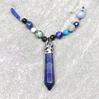 Edelstein Anhänger Lapis Lazuli liegend, handgeknüpft, gehäkelter Verschluss